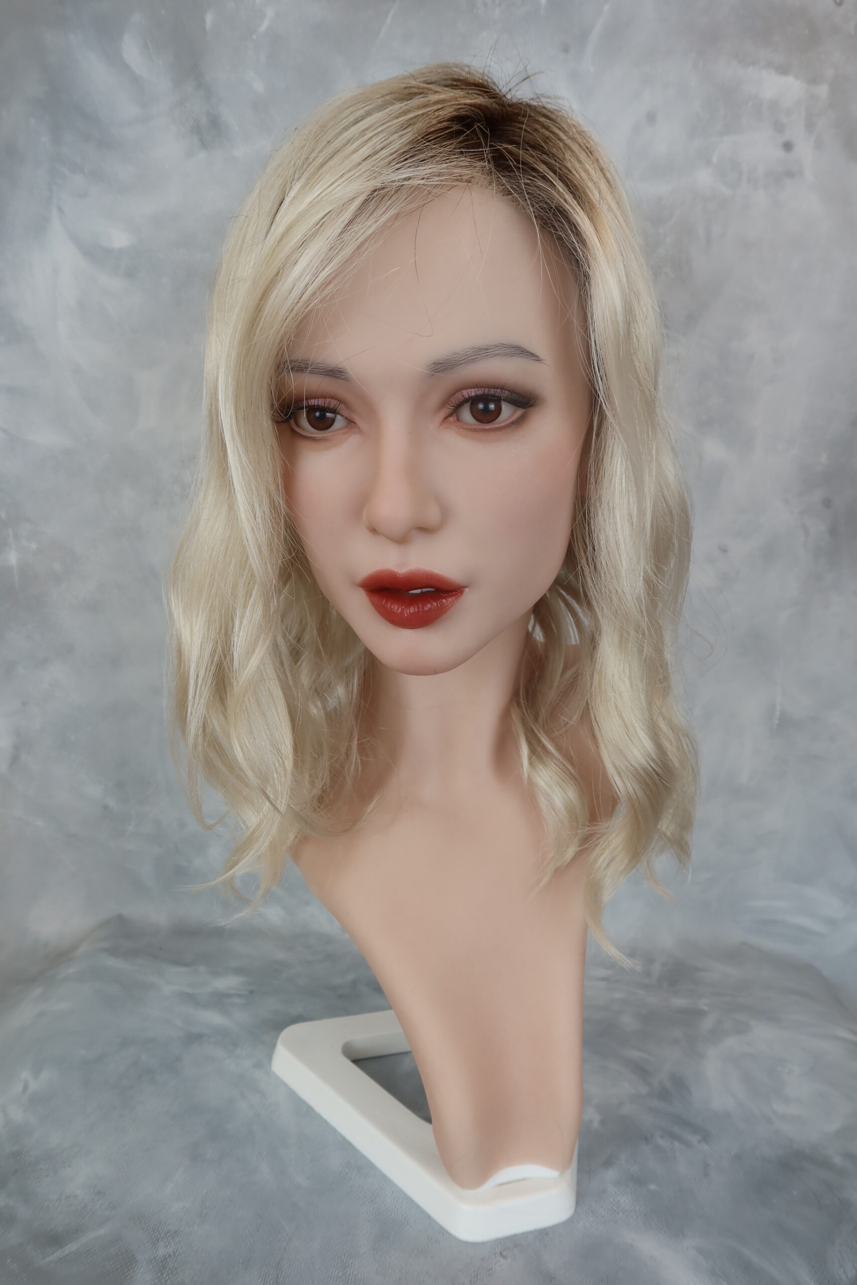 Dámská paruka ze syntetického materiálu v krátkém střihu