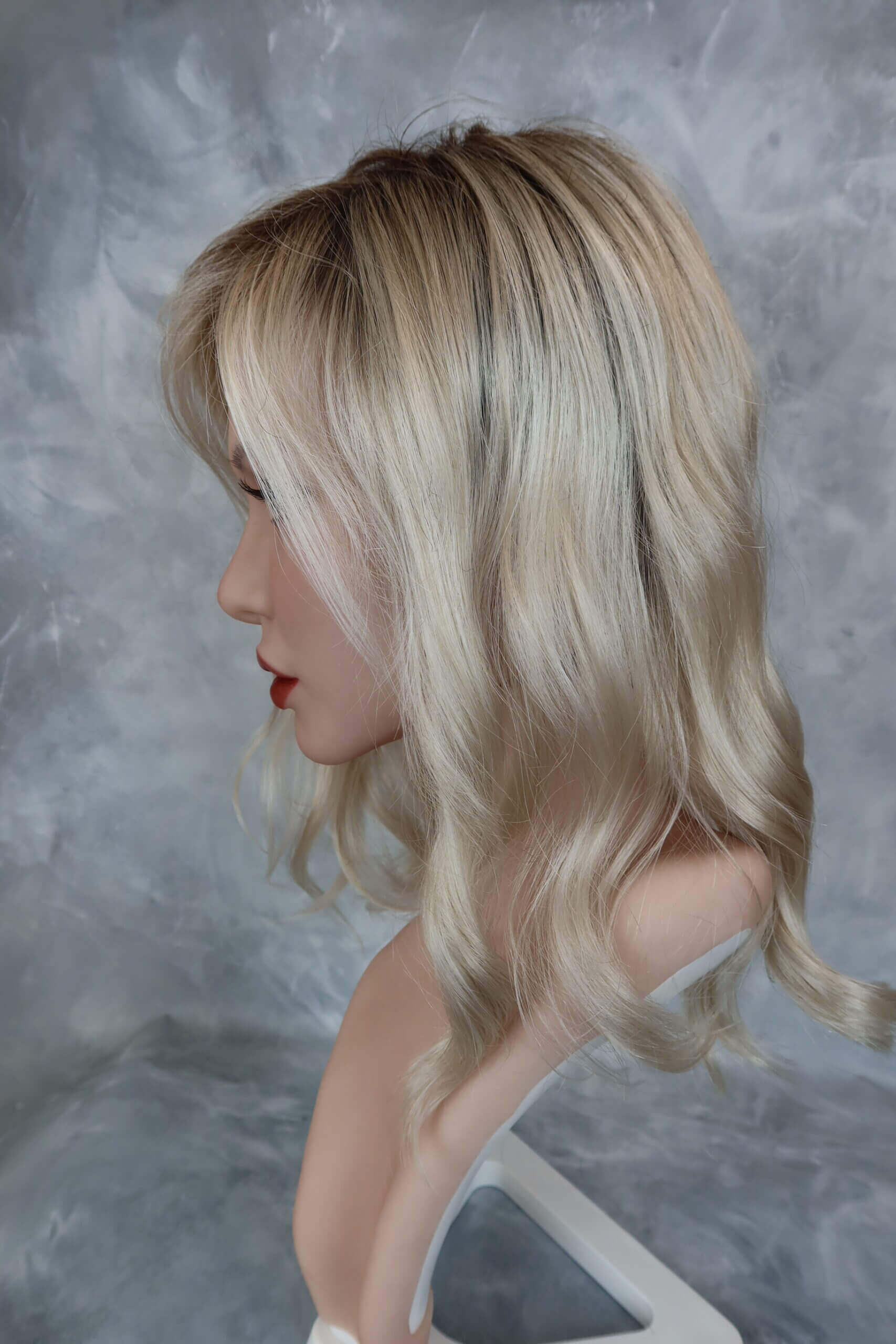 Dámská paruka ze syntetického materiálu v krátkém střihu