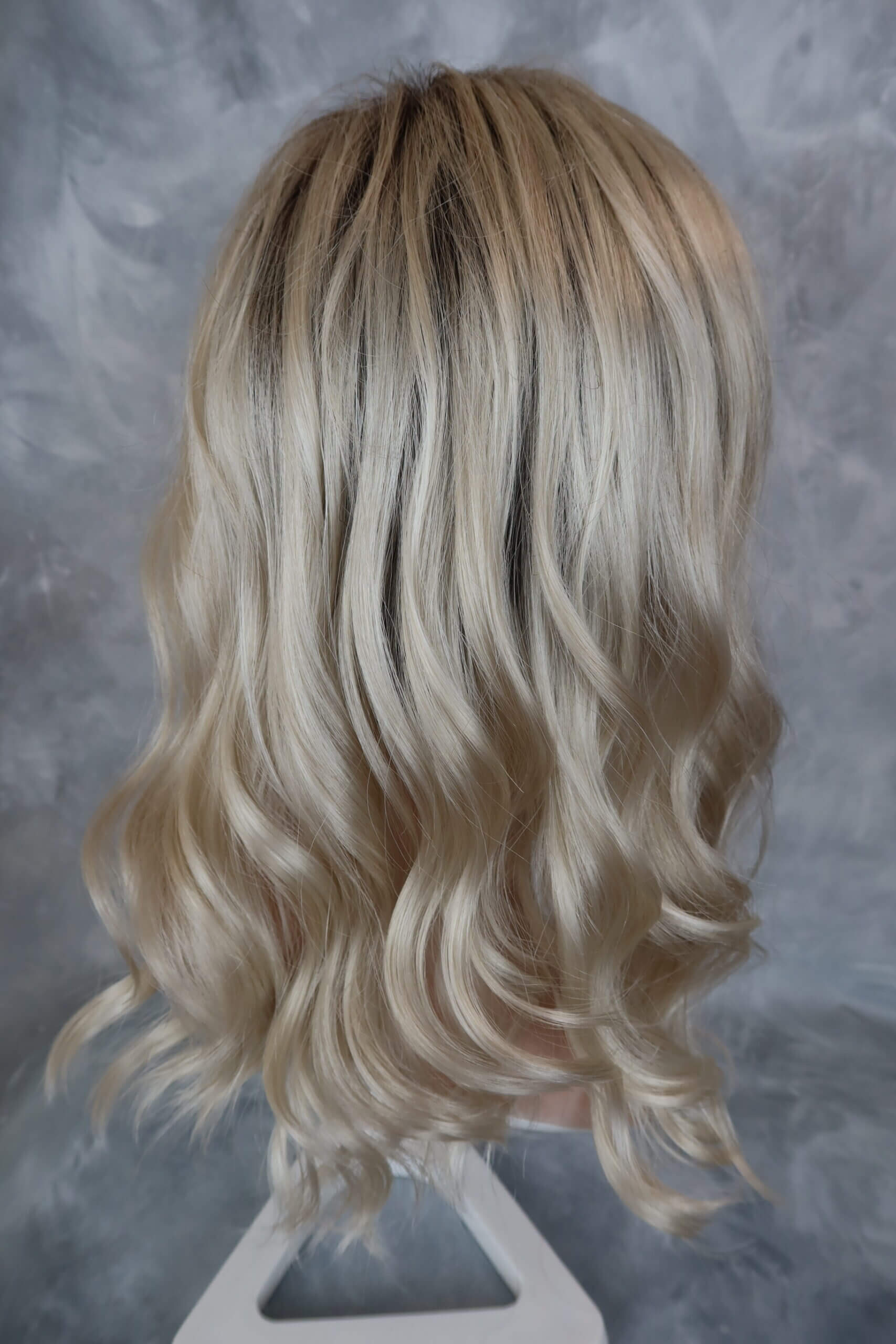 Dámská paruka ze syntetického materiálu v krátkém střihu