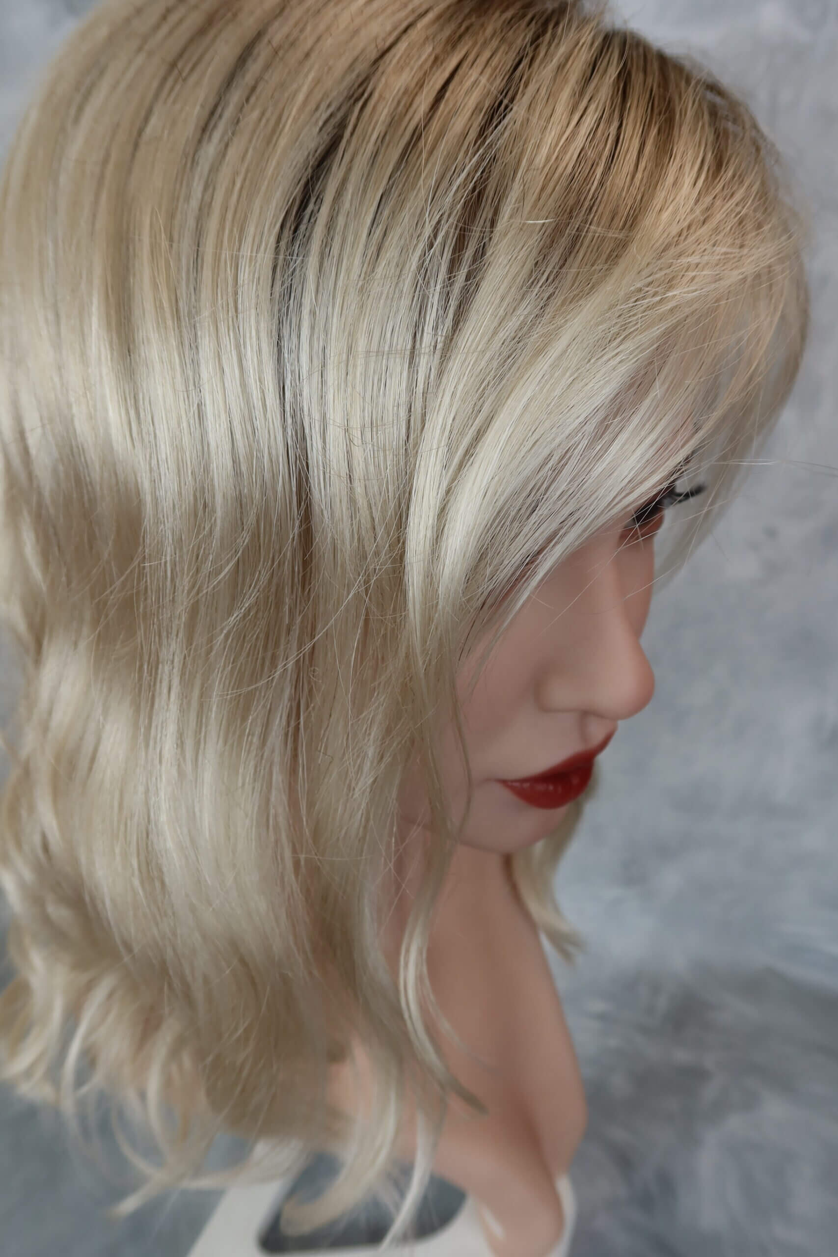 Dámská paruka ze syntetického materiálu v krátkém střihu