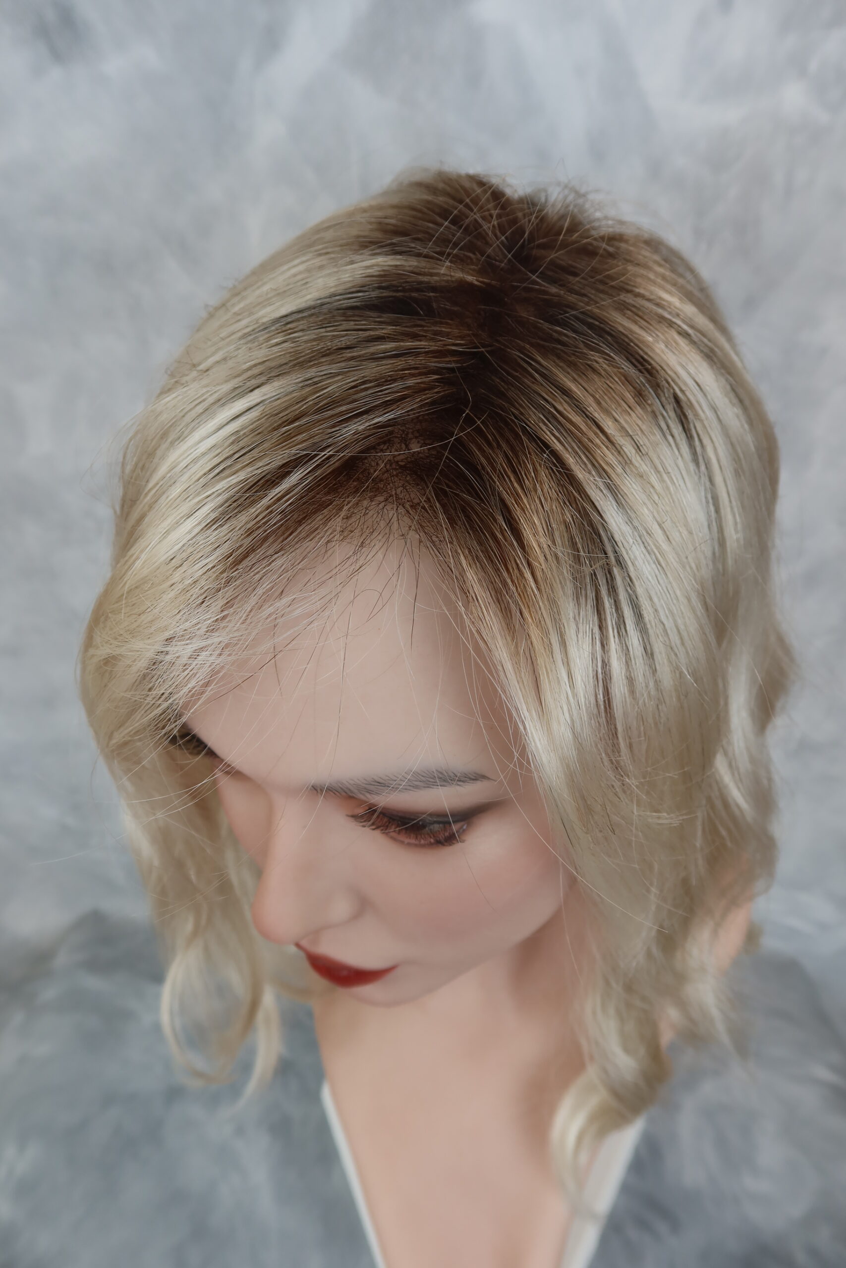 Dámská paruka ze syntetického materiálu v krátkém střihu